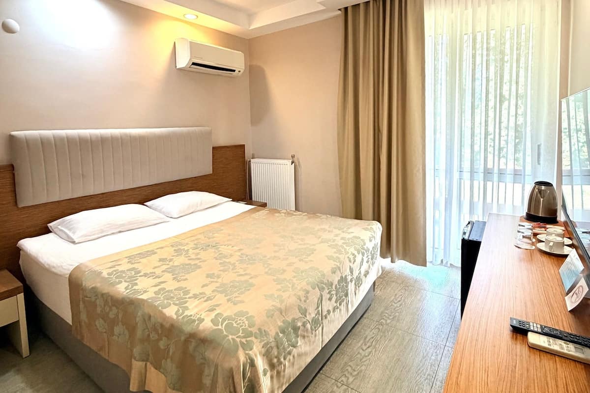 Garden Room | Minibar, in-room safe, desk, blackout drapes