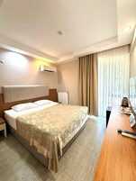 Minibar, caja de seguridad en la habitación y escritorio 