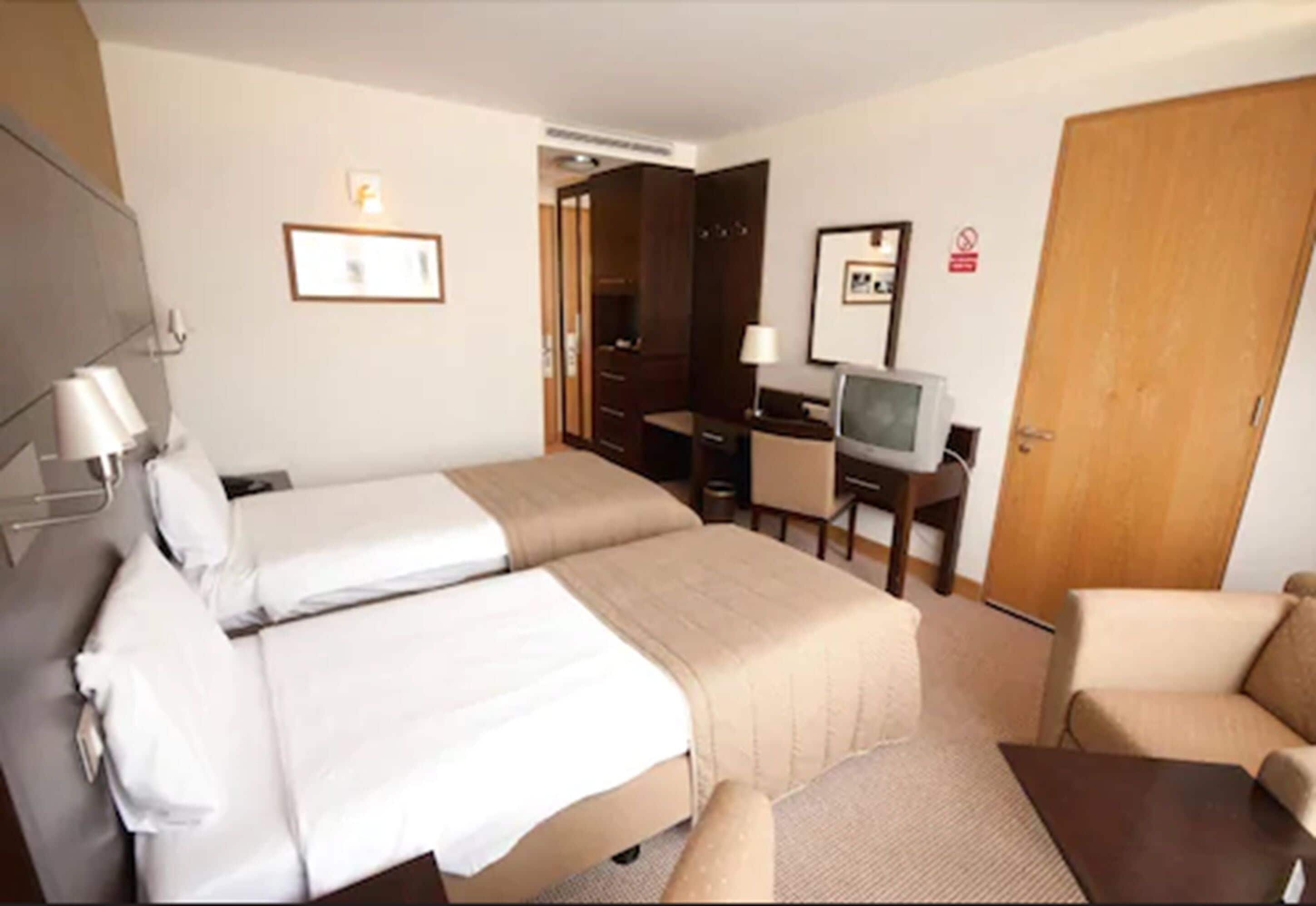 Habitación con 2 camas individuales | Caja de seguridad en la habitación y escritorio 