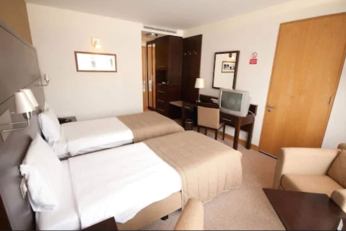 Habitación con 2 camas individuales | Caja de seguridad en la habitación y escritorio