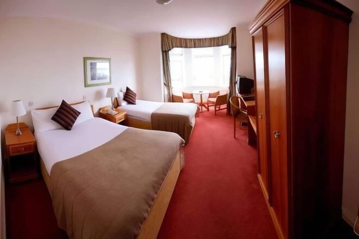 Caja de seguridad en la habitación y escritorio