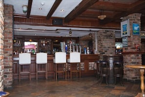 Pub, beach views - White Sands Hotel (Portmarnock)
