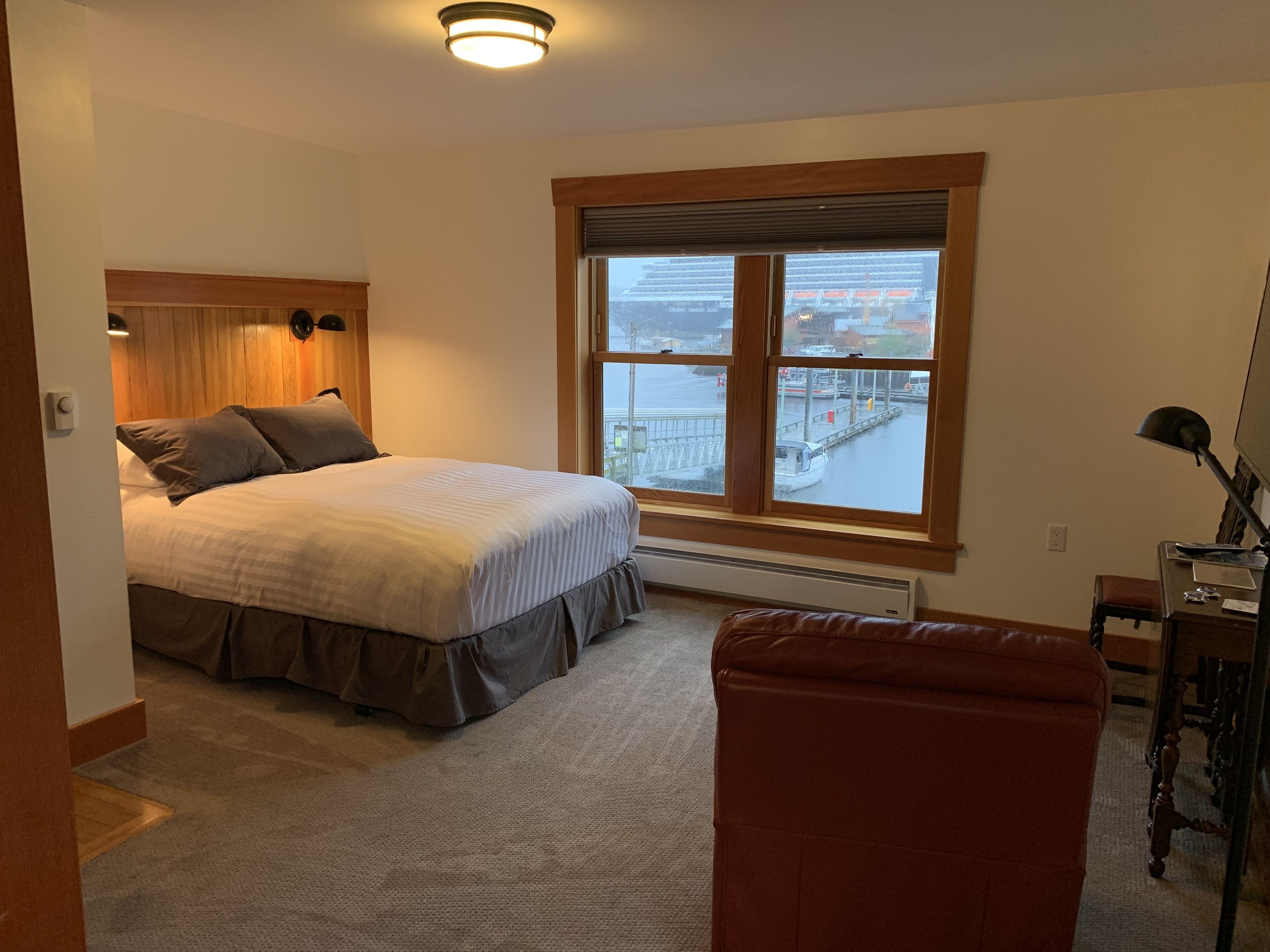 Rom – deluxe | Sengetøy av topp kvalitet, wi-fi (inkludert), sengetøy og vekkerklokke