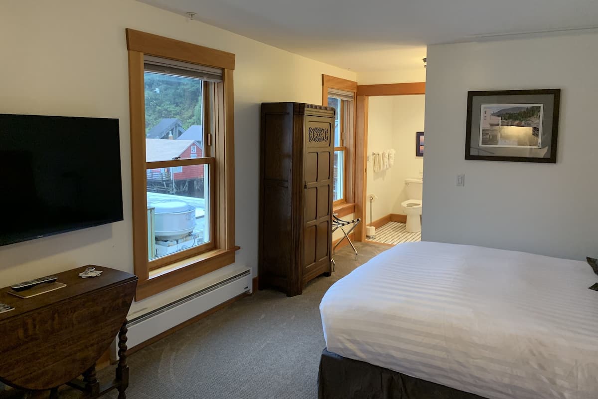 シグネチャー ルーム | 高級寝具、WiFi (無料)、アラーム付き時計、ベッドシーツ