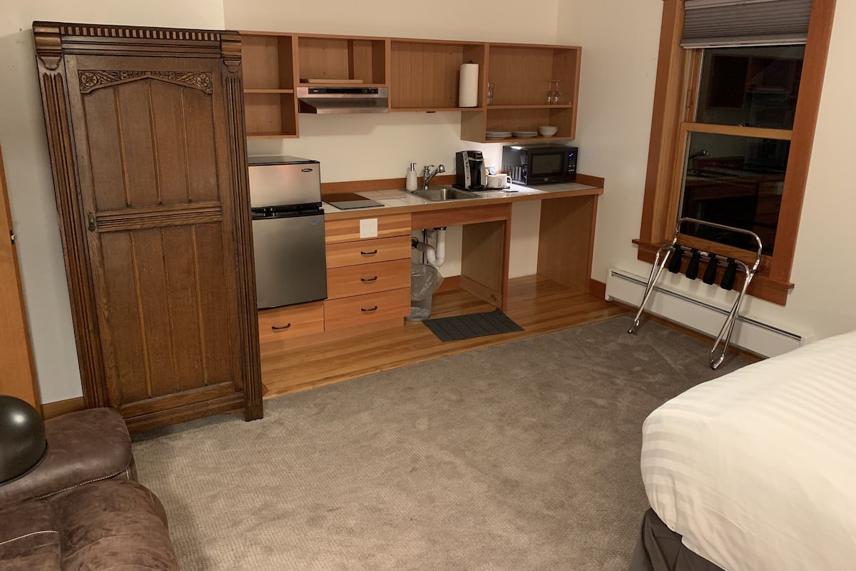 Senior Room, 1 Queen Bed, Accessible | Private kitchen