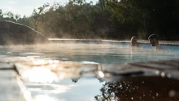 Una piscina techada, 7 piscinas al aire libre, sombrillas