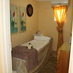 Un sauna, una bañera de hidromasaje, tratamientos corporales