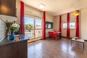 Penthouse, balcón, vista a la ciudad | Sala de estar | Televisión de pantalla plana 