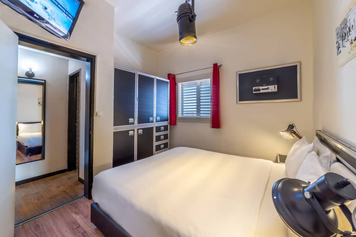2 habitaciones, caja de seguridad en la habitación y escritorio