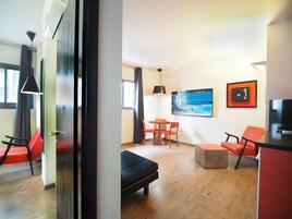 Apartamento superior, 1 quarto (Modern Decor) | Área de estar | TV de tela plana