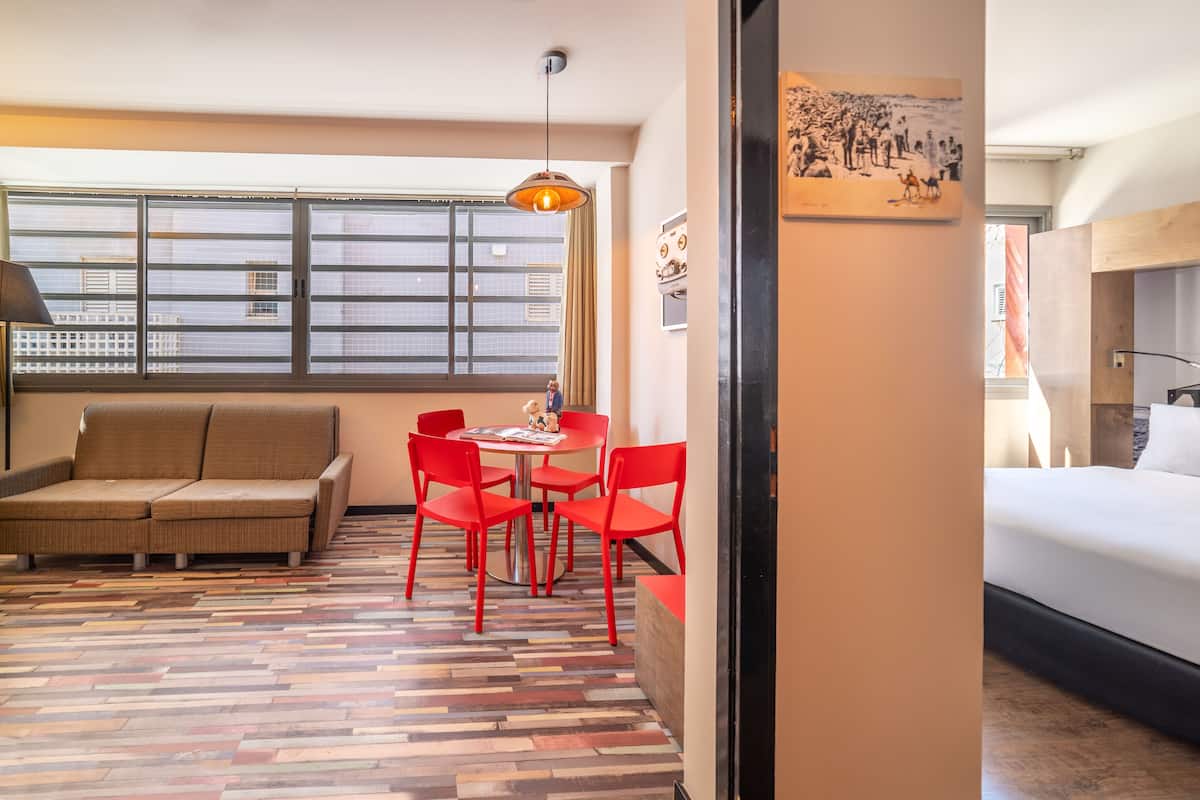 2 habitaciones, caja de seguridad en la habitación y escritorio