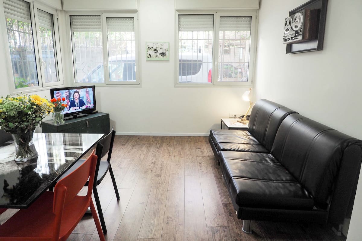 Economy One Bedroom with Safe Room (Mamad) | 客房内保险箱、办公桌、遮光窗帘、熨斗/熨板