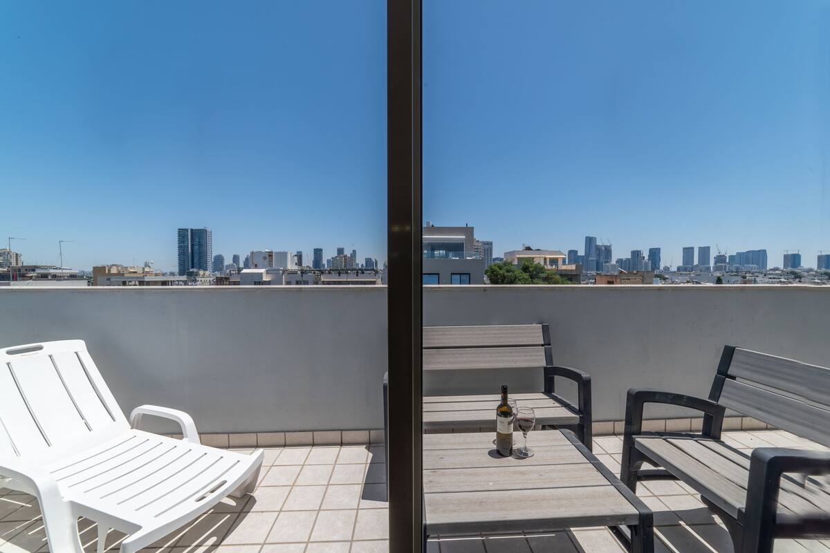 Duplex Two Bedroom Apartment with Safe Room (Mamad) | 阳台