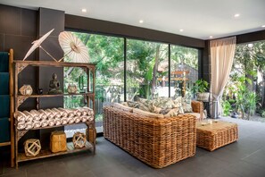 Salas de tratamiento para parejas, sauna y tina de hidromasaje 