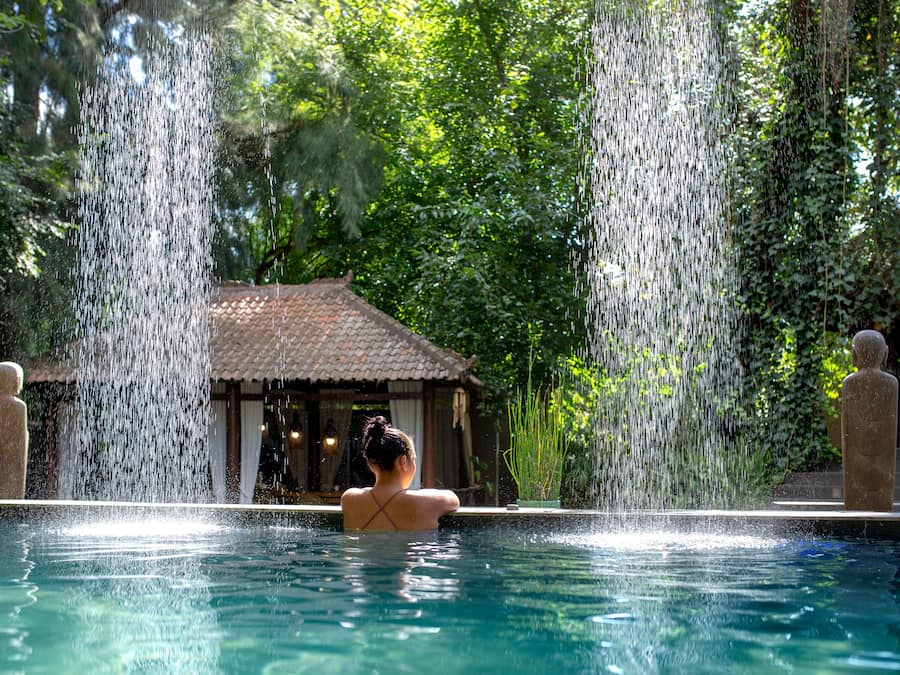 Tina de hidromasaje al aire libre