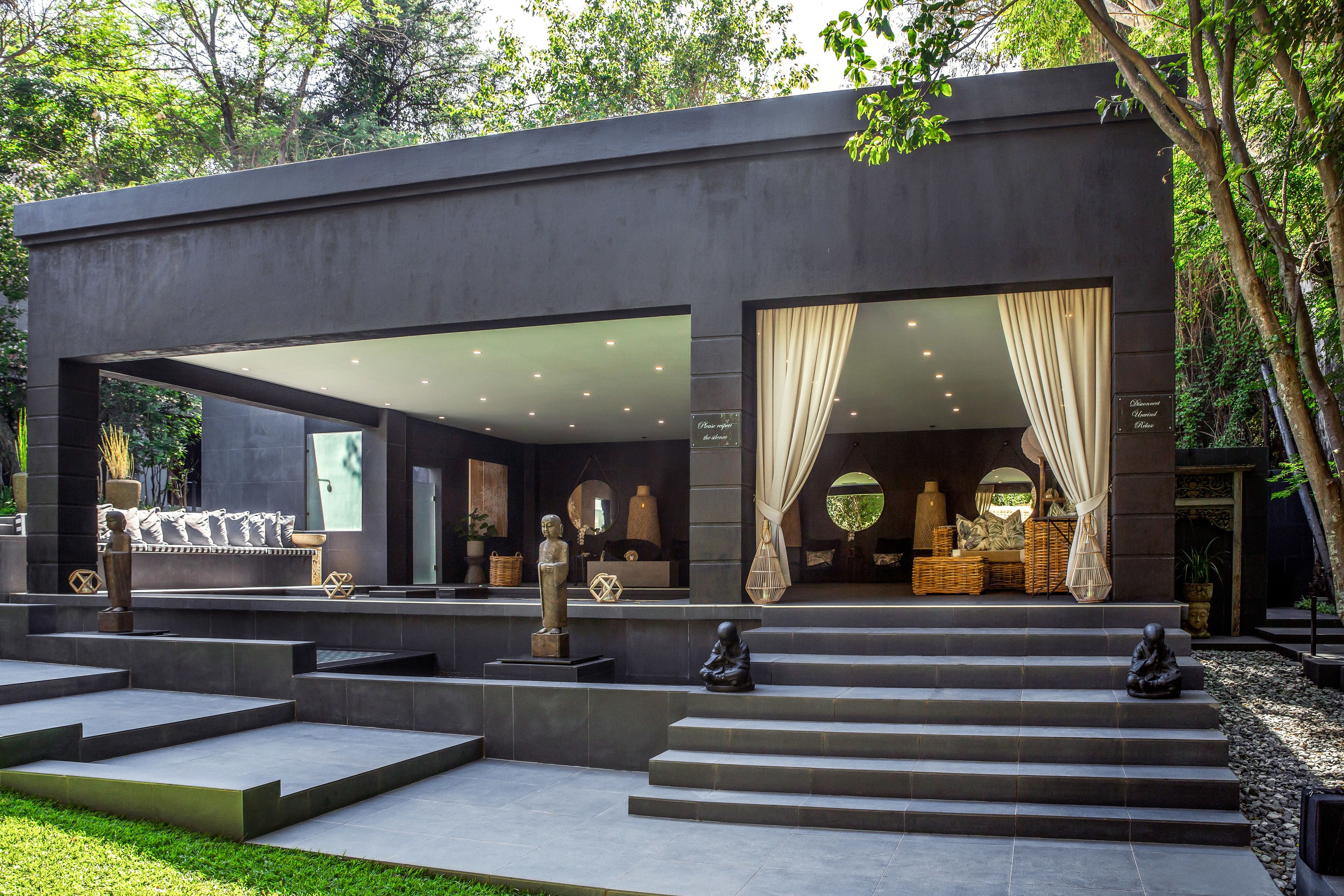 Couples treatment rooms, sauna, hot tub, body treatments, hydrotherapy