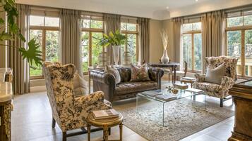 Sábanas de algodón egipcio, colchones con efecto memoria y minibar