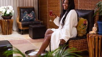 Salas de tratamiento para parejas, un sauna, una bañera de hidromasaje