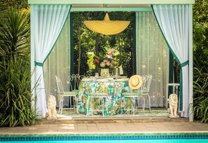 Déjeuner, dîner et souper servis sur place, vue sur la piscine 