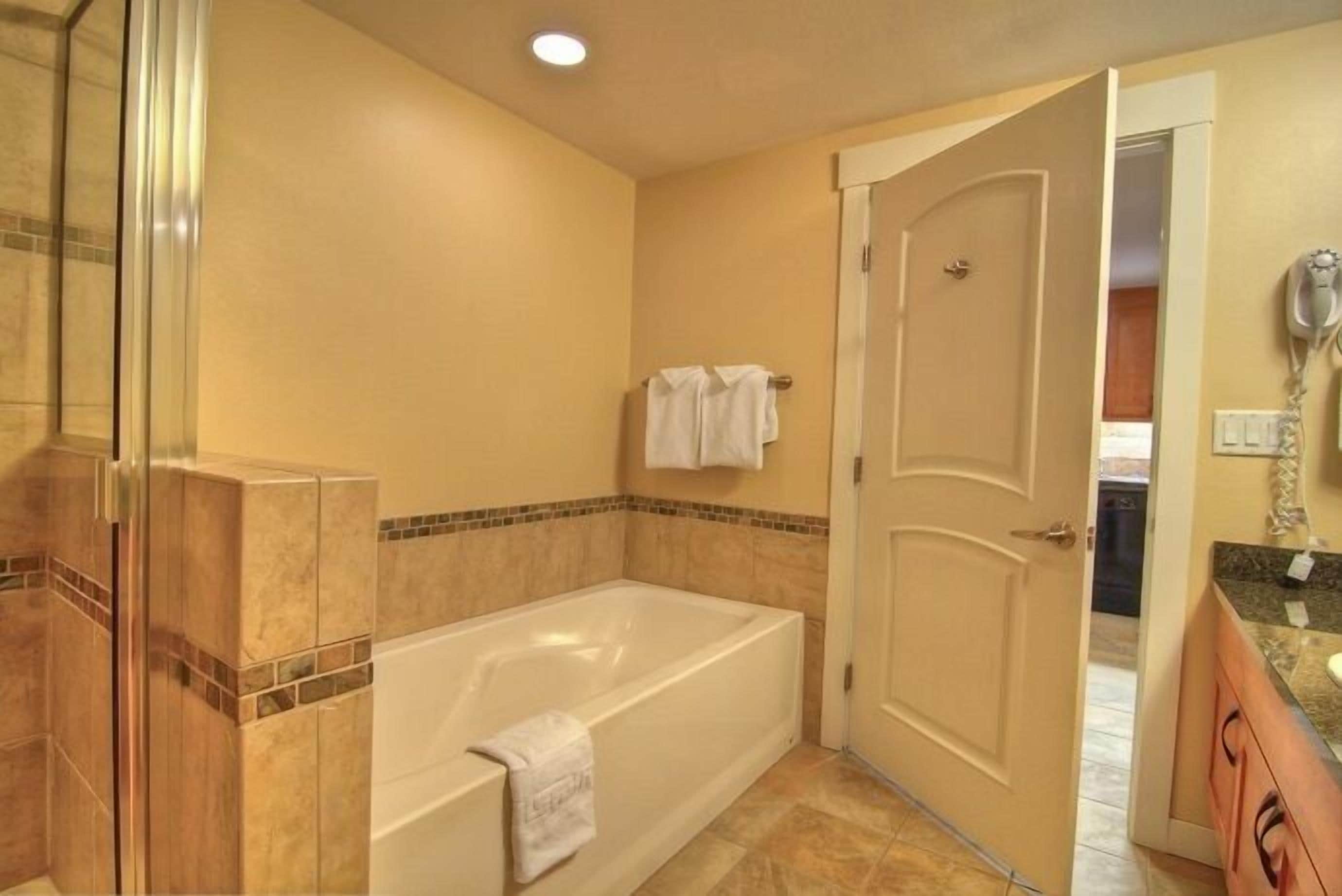 room, 1 bedroom, kitchenette (value) | bathroom | hair dryer, towels