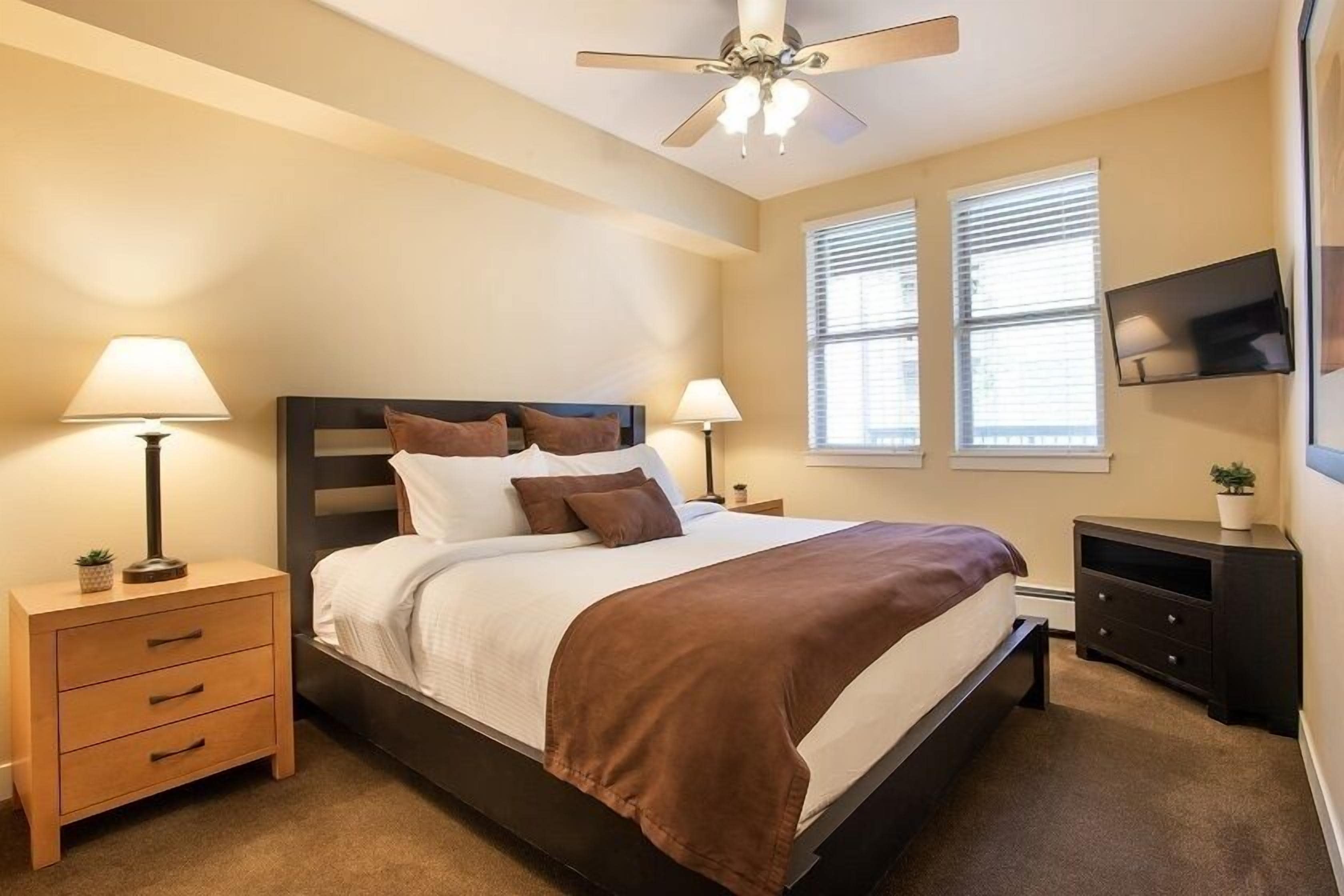 room, 1 bedroom, kitchenette (select) | premium bedding, iron/ironing board, rollaway beds, free wifi