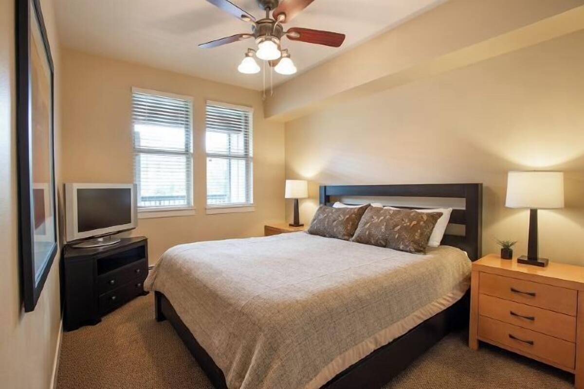 Premium bedding, iron/ironing board, rollaway beds, free WiFi