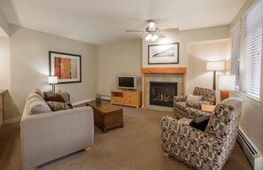 公寓式客房, 1 间卧室, 厨房 (Value) | 起居区 | 45-英寸电视 （配备有线频道）、壁炉