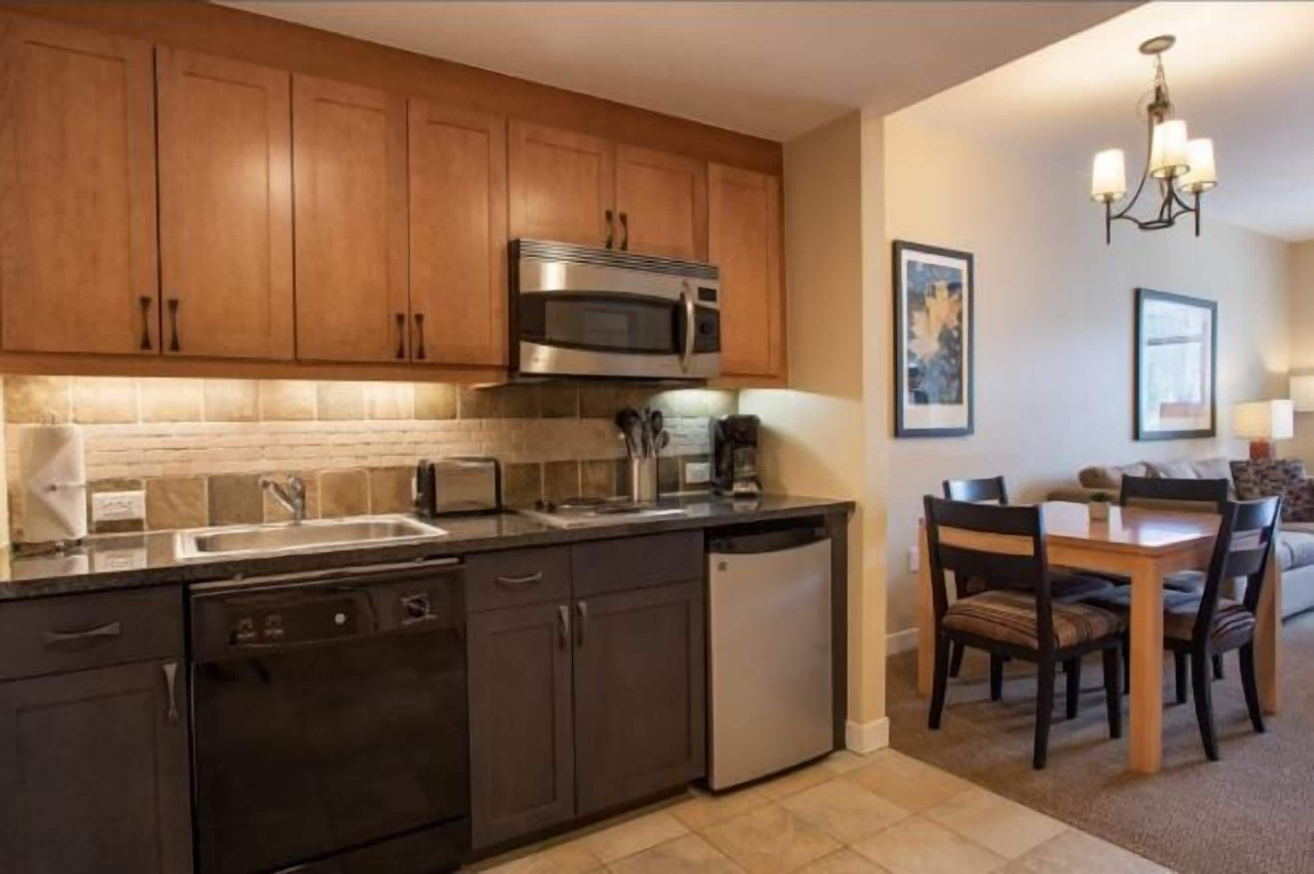 専用キッチン | 小型冷蔵庫、電子レンジ、コンロ、食器洗い機