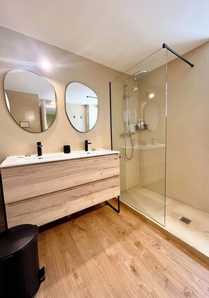 Family Quadruple Room Basement | Bathroom | Free toiletries, hair dryer, towels - Hotel Edouard VII (Biarritz)