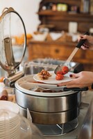 Desayuno buffet diario (EUR 15 por persona)