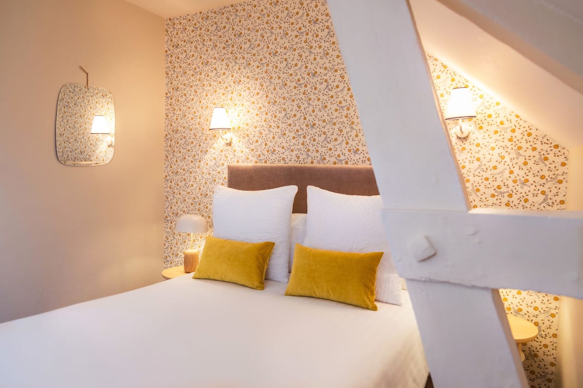 single room | 1 bedroom, minibar, in-room safe, desk