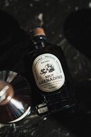 Una botella de Brut Grenadine con etiqueta que indica que es producto de Maison Familiale.