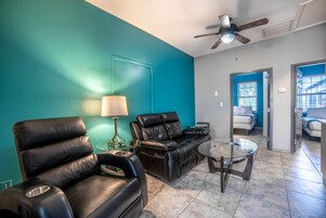 Cortinas blackout, tabla de planchar con plancha y wifi gratis 