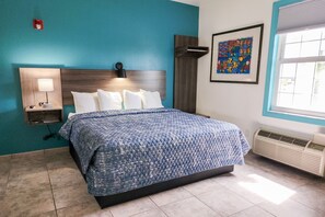 Rom – basic, 1 kingsize-seng, kjøleskap og mikrobølgeovn | Blendingsgardiner, strykejern/-brett, wi-fi (inkludert) og sengetøy