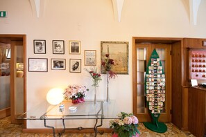 Se sirven comidas, cenas y cocina local 