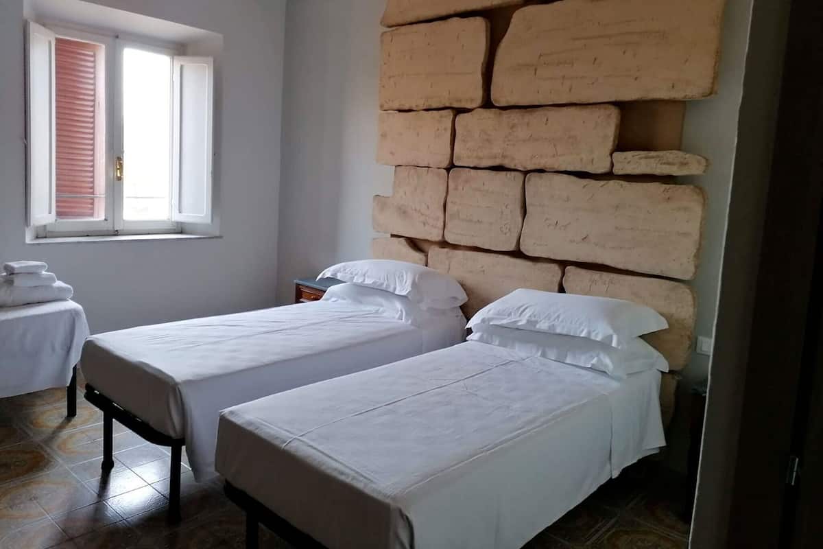 Comfort-Doppelzimmer | Zimmersafe, Schreibtisch, Bügeleisen/Bügelbrett, individuell dekoriert