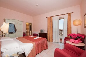 ตู้นิรภัยในห้องพัก, ห้องพักตกแต่งอย่างมีเอกลักษณ์, โต๊ะทำงาน