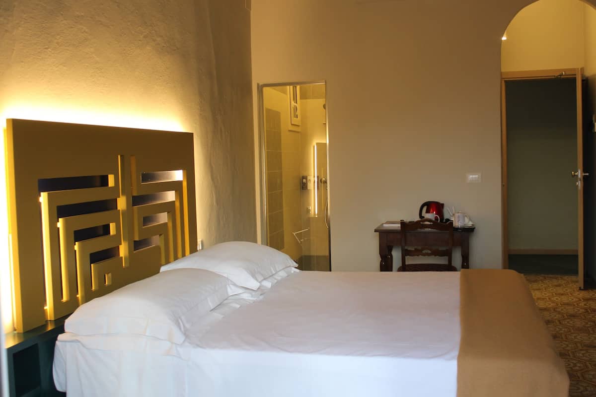 Deluxe-Doppelzimmer | Zimmersafe, Schreibtisch, Bügeleisen/Bügelbrett, individuell dekoriert