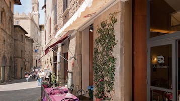 Déjeuner et dîner servis sur place, spécialités Cuisine locale