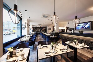 每日供应自助式早餐(每人 EUR 21)