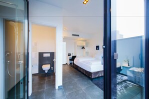 Sengetøy av topp kvalitet, safe på rommet og skrivebord