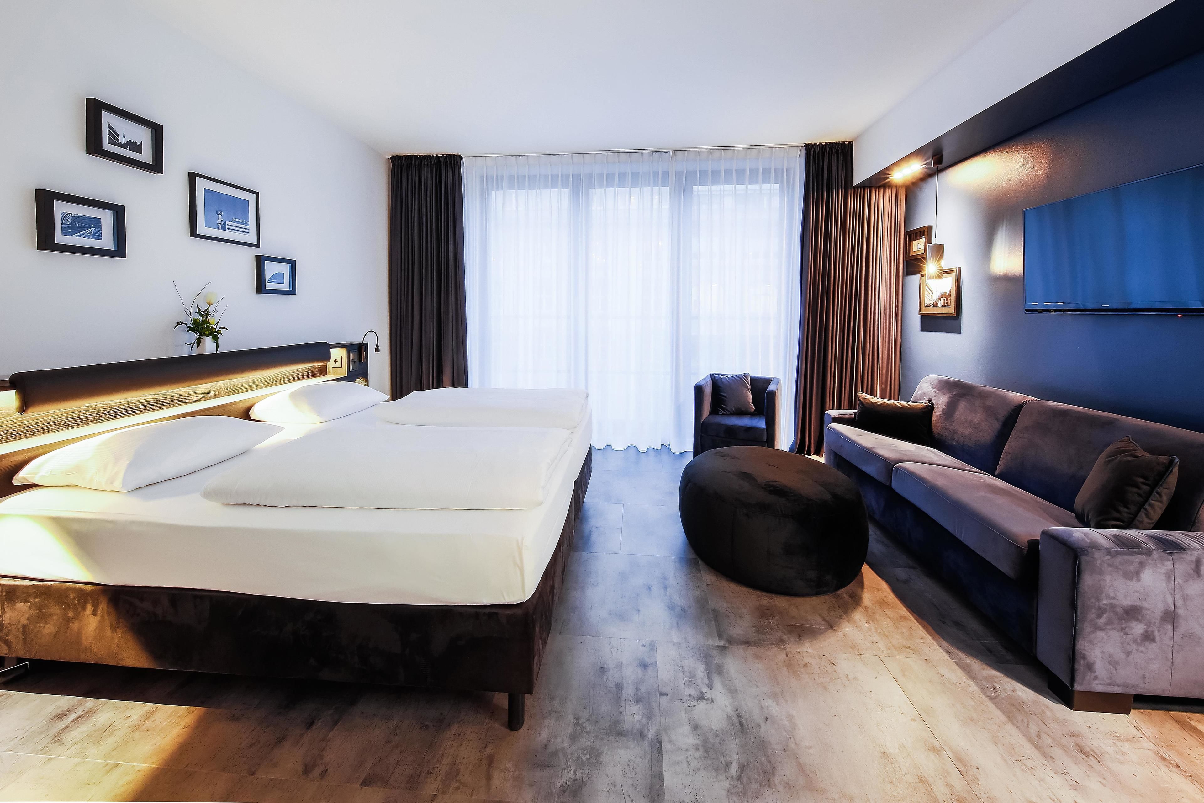  Family & Friends | Premium bedding, in-room safe, desk, laptop workspace