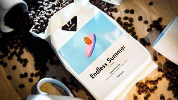 En kaffepåse märkt med texten ”Endless Summer” och med följande smakbeskrivning: ”Mjölkchoklad, subtila smaker, våffla, espresso”.