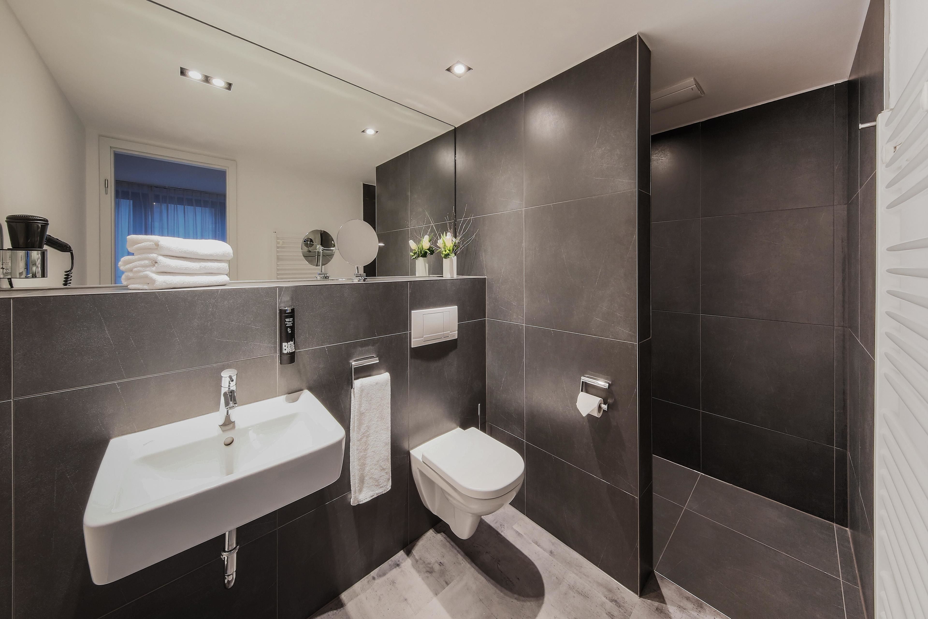 family & friends | bathroom | shower, hair dryer, towels