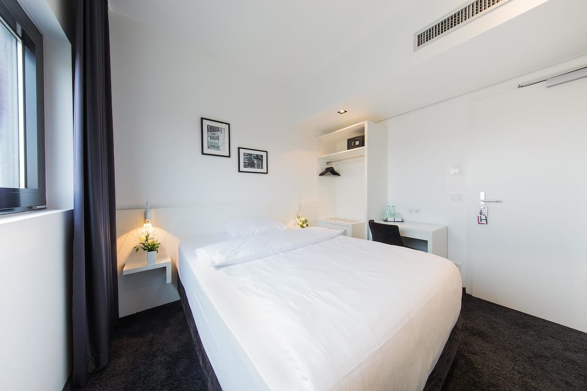 Premium bedding, in-room safe, desk, laptop workspace