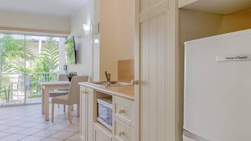 Apartment, 2 Bedrooms, Connecting Rooms | Dapur peribadi | Peti sejuk/penyejuk beku saiz penuh, ketuhar gelombang mikro, dapur