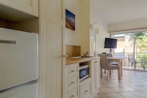 Full-size fridge, microwave, stovetop, coffee/tea maker - Macrossan House (Port Douglas)