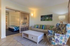 2 Bedroom Dual Key Apartment | In-room safe, iron/ironing board, free WiFi, bed sheets - Macrossan House (Port Douglas)