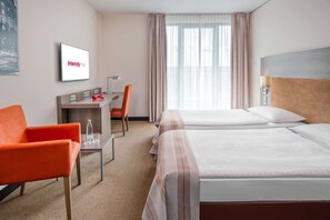 Business-rum | Allergitestade sÀngklÀder, minibar och vÀrdeförvaringsskÄp pÄ rummet