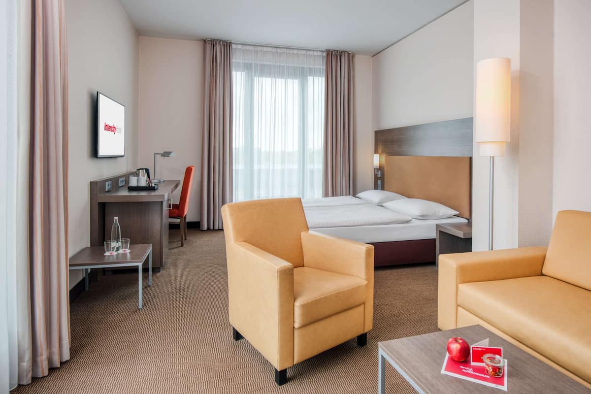 Studio | Hypo-allergenic bedding, minibar, in-room safe, desk